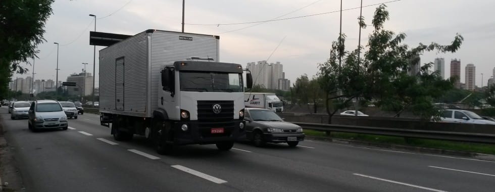 A cada 24 h, marginal Tietê registra 11 acidentes com caminhões