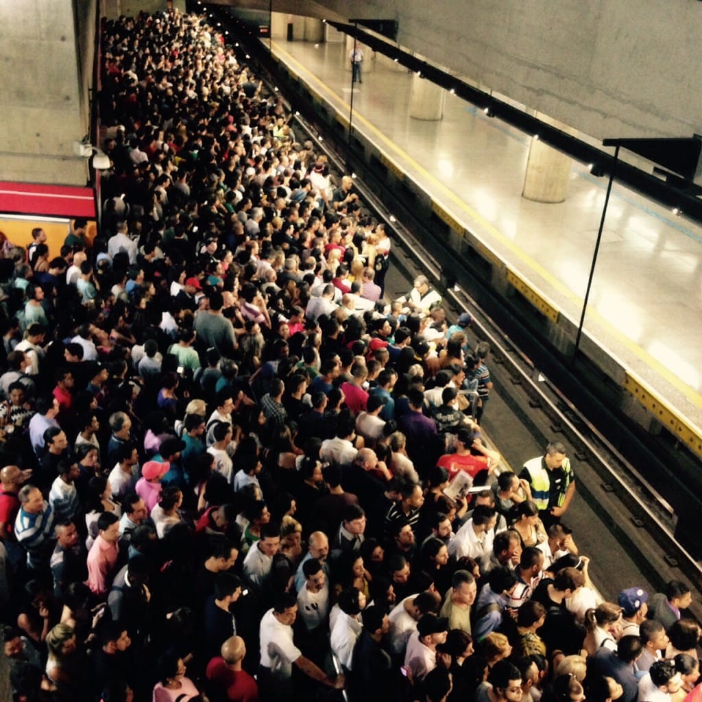 Passageiros aguardam trem em plataforma da estação Sé, da linha 3-vermelha do metrô. Foto: Lena Diaz/Fotos Públicas (11/12/2014)