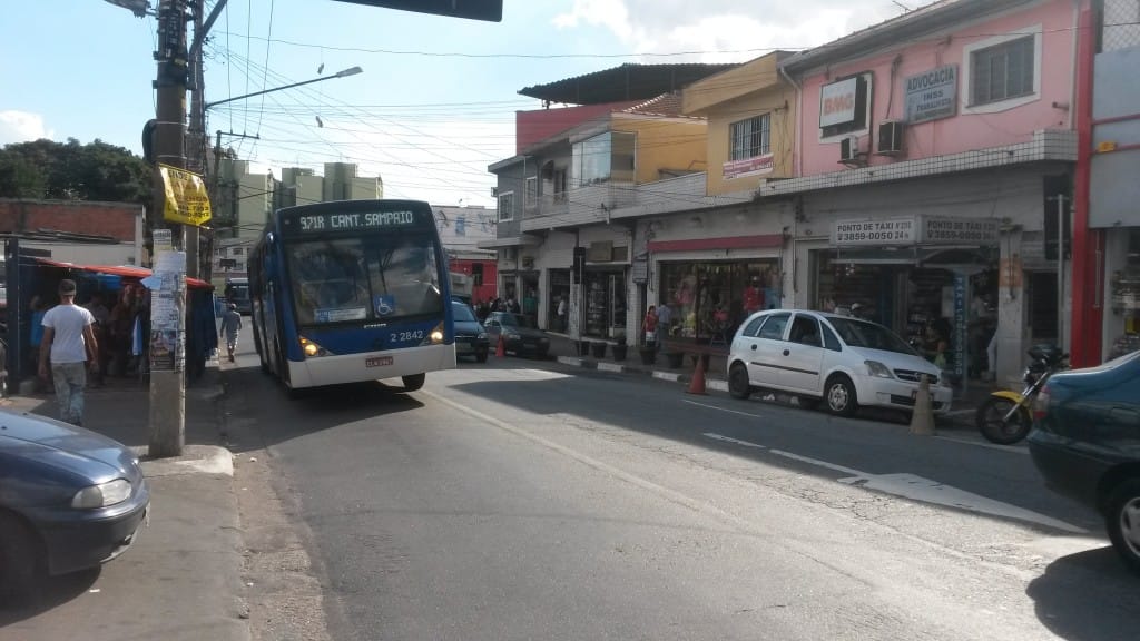Ônibus são mais lentos que galinha em faixas exclusivas de São Paulo