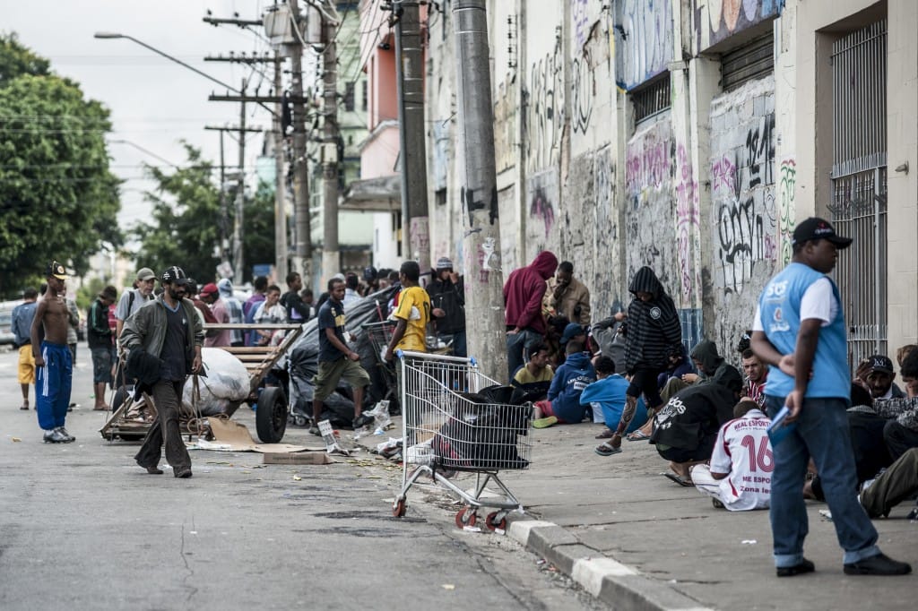 Viciados consomem droga em rua da região da Cracolândia, na região central de São Paulo. Foto: Marcelo Camargo/Agência Brasil (21/01/2013)