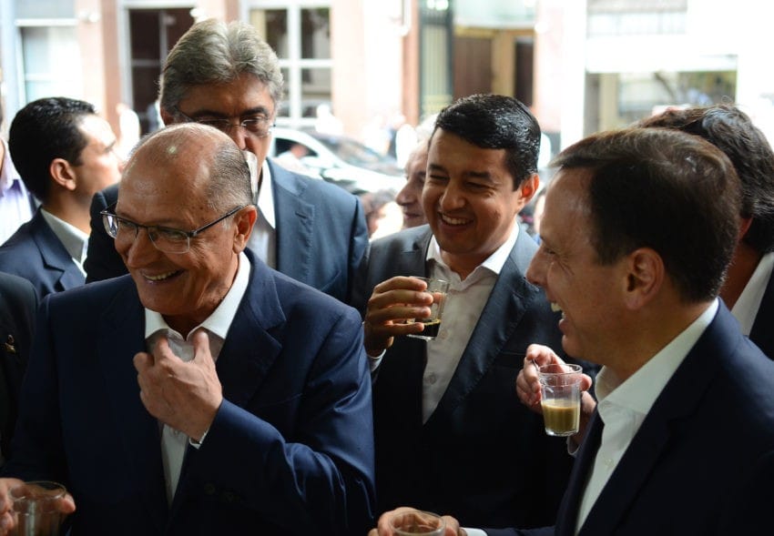 Roubo de celular cresce 6% em janeiro de 2017 em SP; crime cai 15% no Rio