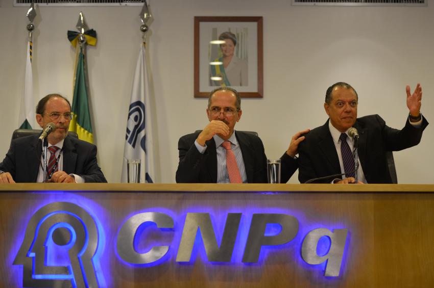 O ministro da Ciência, Tecnologia e Inovação, Alto Rebelo, participa da solenidade que marcou a posse de Hernan Chaimovich (à esq.) à frente do CNPq; ele sucede Glaucius Oliveira no cargo. Foto: Foto: José Cruz/Agência Brasil (24/02/2015)