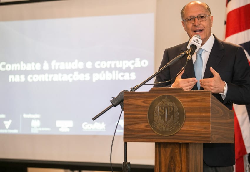 Queda no repasse da Fapesp a bolsistas chega a R$ 23 milhões em 2015