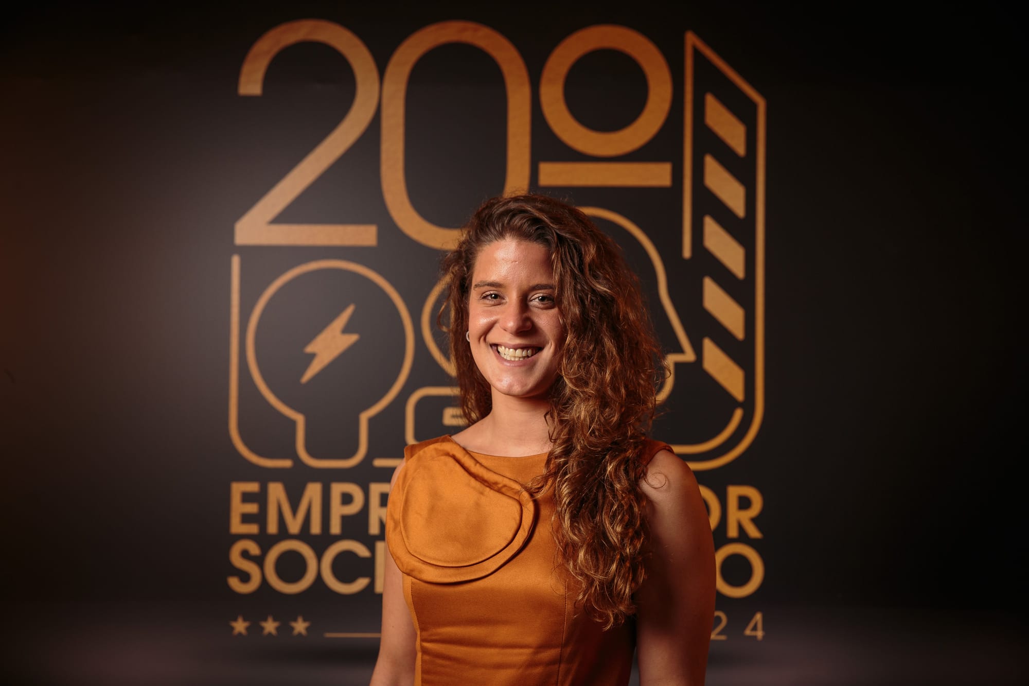 Cópia de VENCEDORA back drop - Maria Vitória Ramos - Fiquem Sabendo Jardiel Carvalho_Folhapress- .jpg