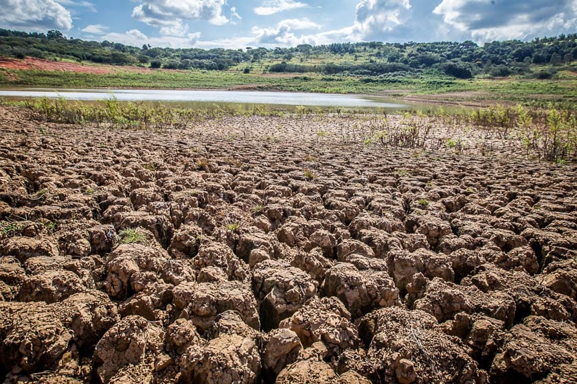 Solo rachado em local da represa Jaguari, que era coberto por água antes da atual crise hídrica. Foto: NBQ
