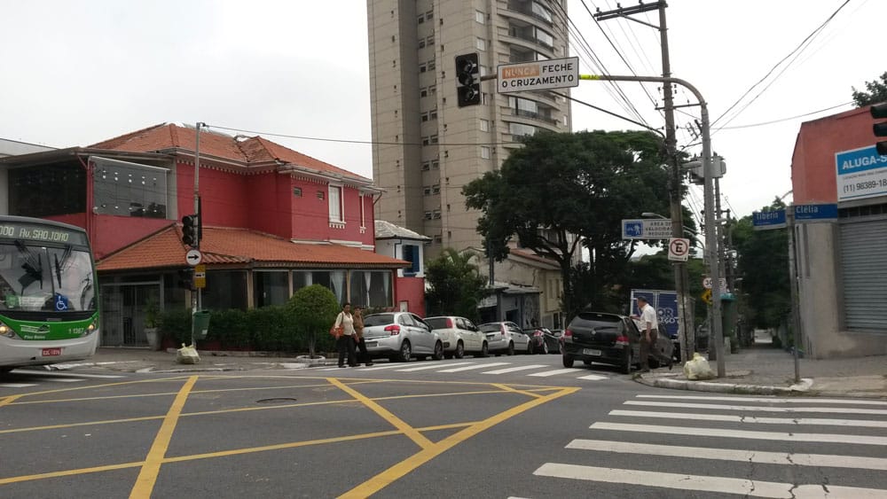 Semáforo apagado na esquina da rua Tibério com a rua Clélia, na Lapa (zona oeste)