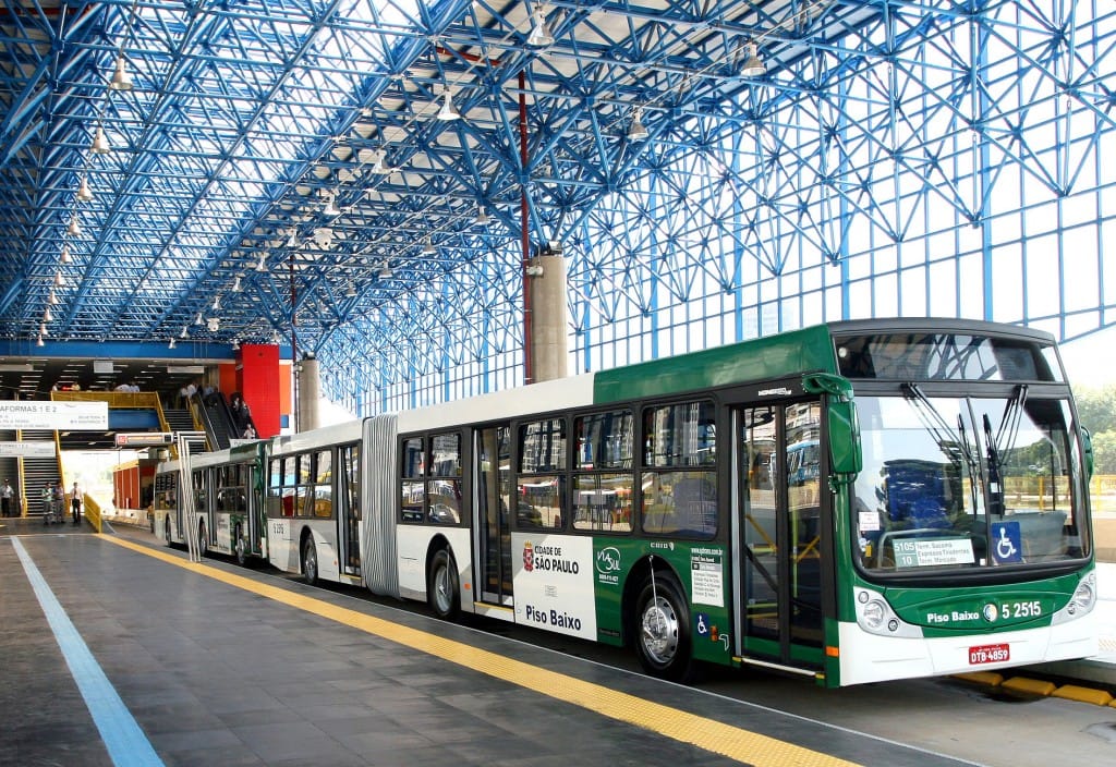 Ônibus em terminal da capital paulista; a maioria dos coletivos que circulam na cidade são movidos a diesel. Foto: Milton Michida/ ( Arquivo ) GOVESP (27/12/2014)