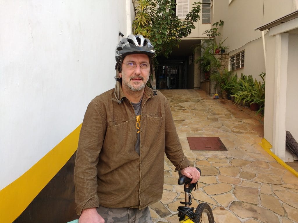 O fotógrafo Eduardo Girão teve a bicicleta furtada na padaria perto do apartamento onde mora, na rua da Consolação, nos Jardins, zona oeste de São Paulo. Foto: Léo Arcoverde/Fiquem Sabendo