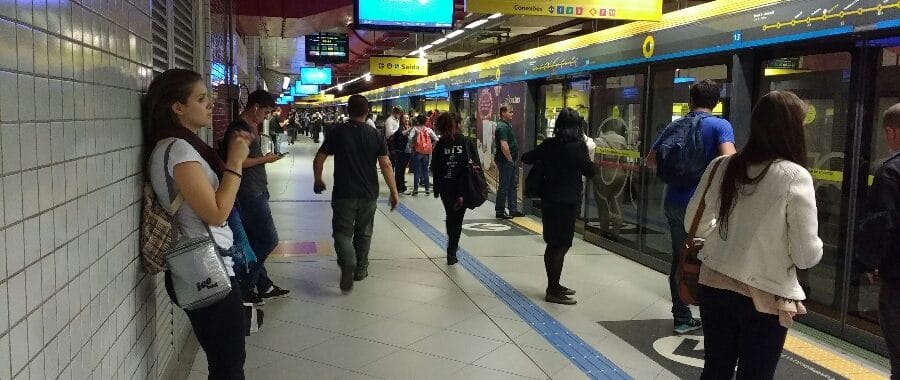 Roubos de celulares crescem 39% nos trens do metrô e da CTPM em um ano