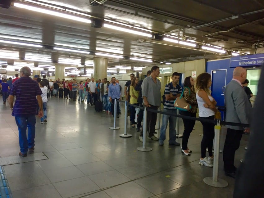 Cresce número de reclamações por presença de pedintes no metrô em SP