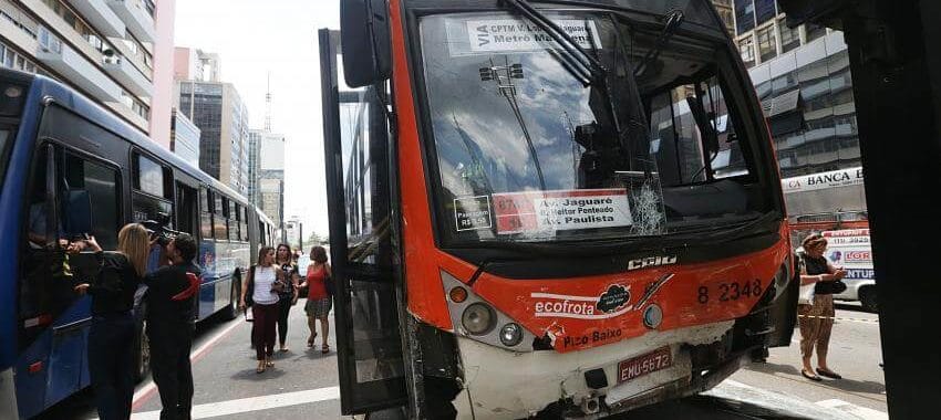 Dianteira do ônibus danificada após acidente na avenida Paulista, região central de São Paulo, em fevereiro de 2015. Foto: Paulo Pinto/Fotos Públicas (24/02/2015)