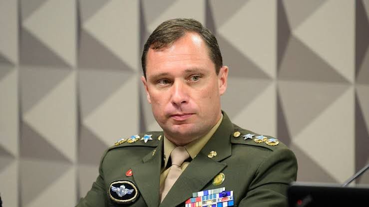 Documentos mostram quem ganhou passaporte diplomático desde 2018; Mauro Cid foi agraciado