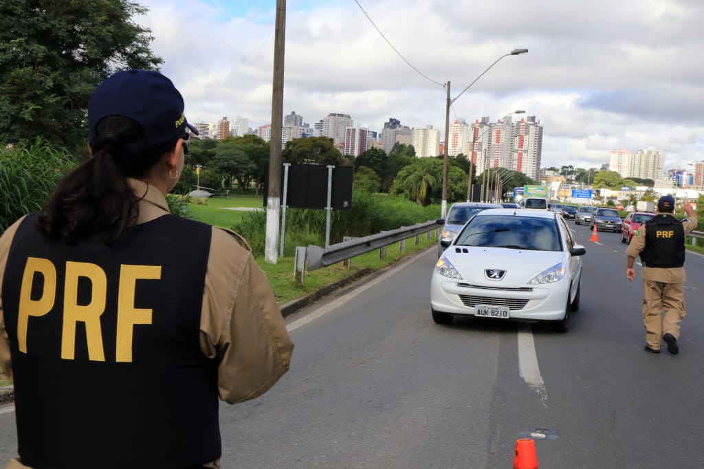 Policiais rodoviários federais realizam blitz em rodovia no Paraná. Foto: Valdecir Galor/SMCS (17/04/2014)