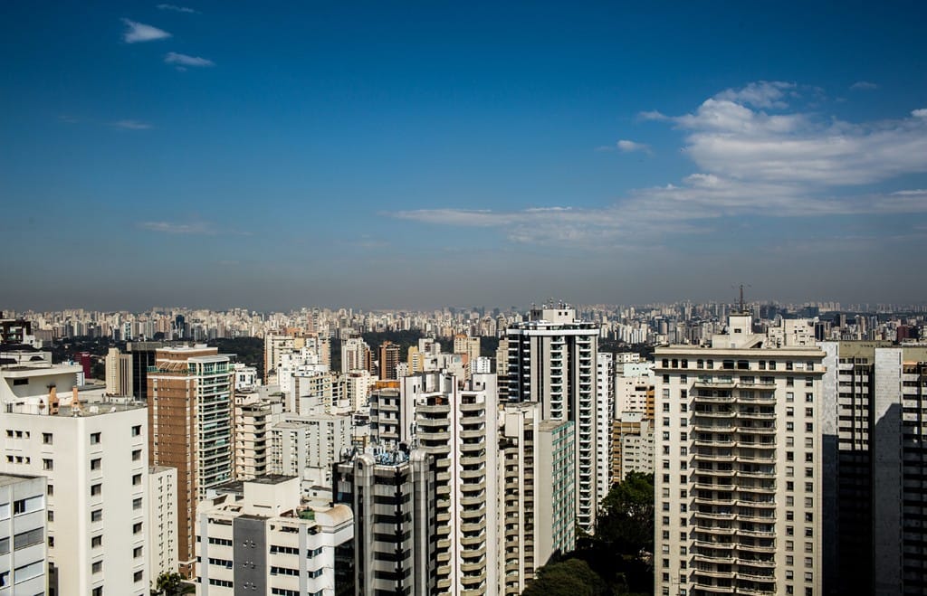 Vista área da cidade de São Paulo; por dia, ônibus do transporte municipal lançam 3,9 toneladas de dióxido de carbono na atmosfera. Foto: Kelson Fernandes/Fotos Públicas (12/08/2014)
