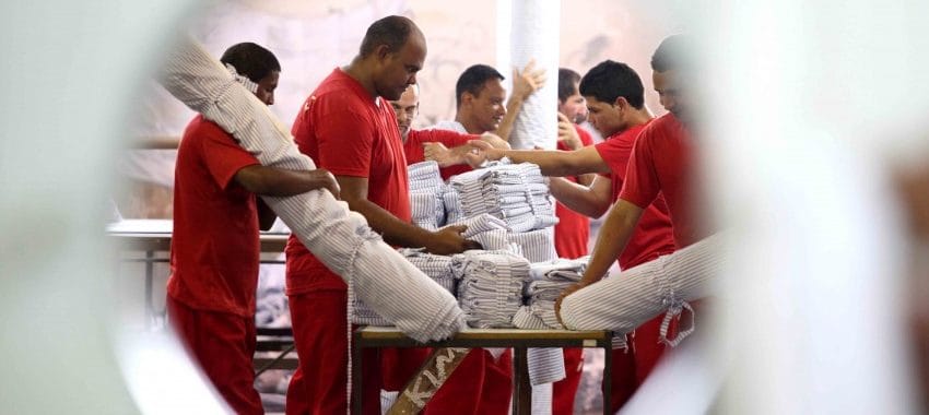 Presos trabalham em penitenciária de Divinópolis, em Minas Gerais. Foto: Marcelo Sant’Anna/Imprensa MG (16/10/2015)