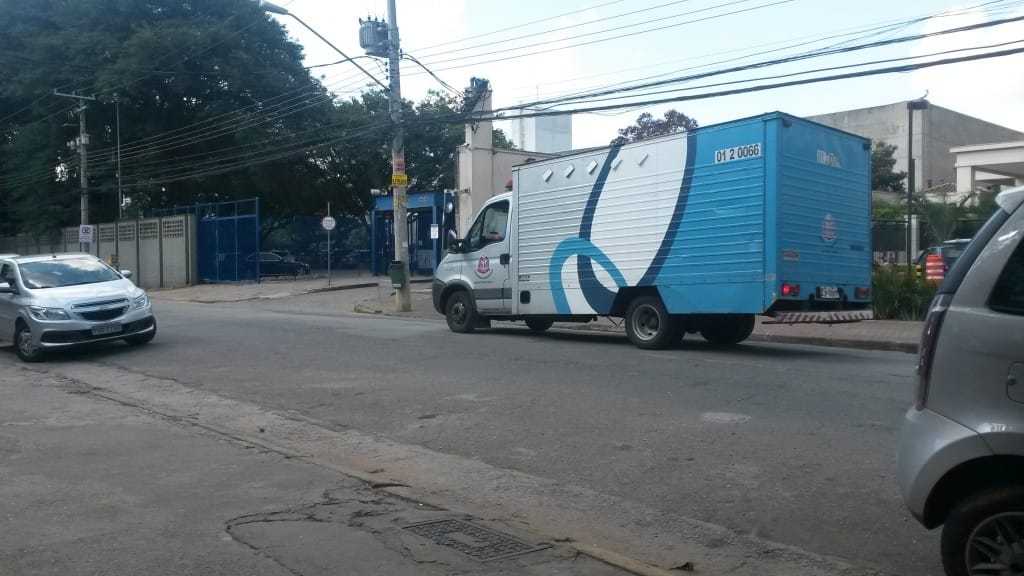 Camburão da Secretaria da Administração Penitenciária chega ao fórum criminal da Barra Funda, zona oeste de São Paulo. Foto: Léo Arcoverde/Fiquem Sabendo