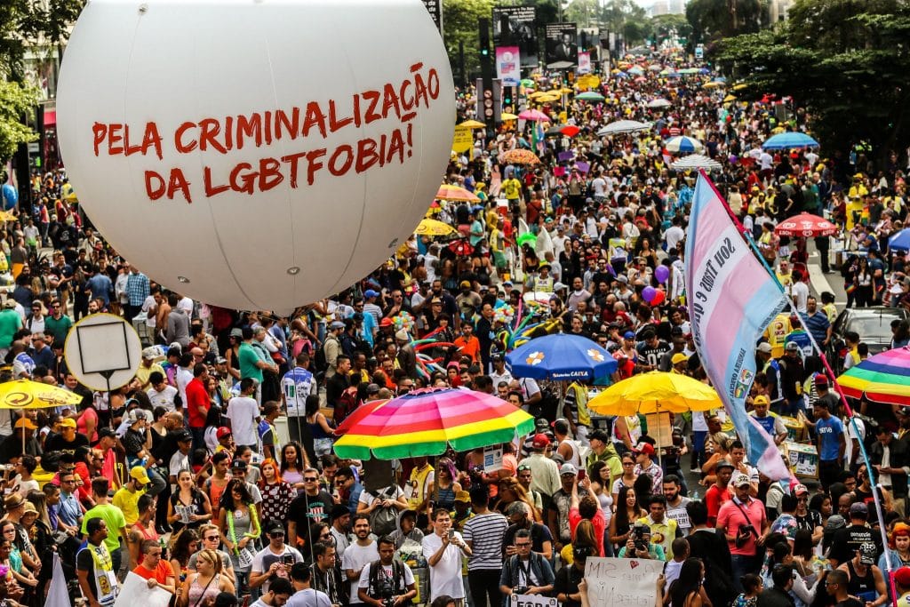 Público lota trecho da avenida Paulista, na região central de São Paulo, durante a Parada Gay. Foto: Paulo Pinto/Fotos Públicas (29/05/2016)
