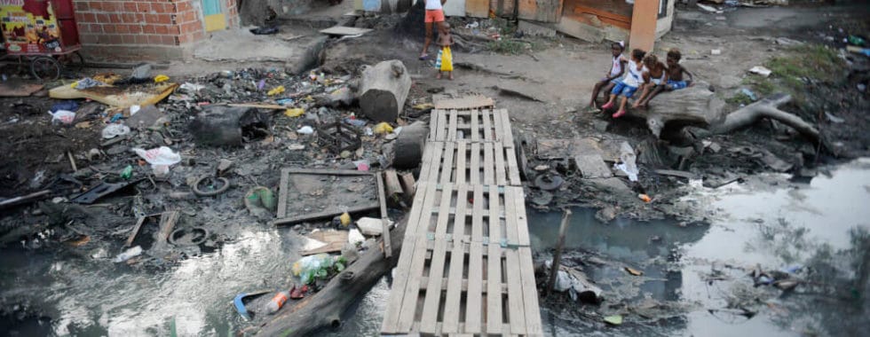 Trecho de córrego poluído no Complexo da Maré, na zona norte do Rio. Foto: Fernando Frazão/Agência Brasil (07/04/2014)