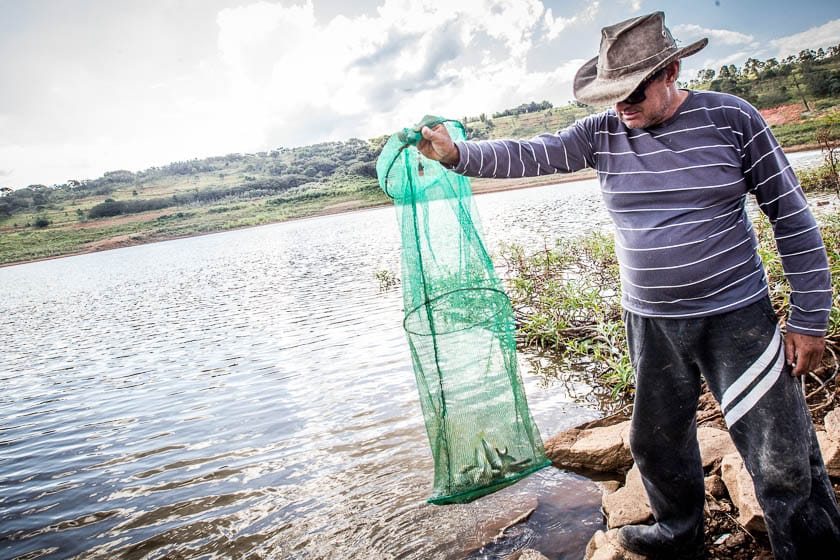 O carreteiro Nelson Siqueira mostra resultado de sua pescaria. Foto: NBQ