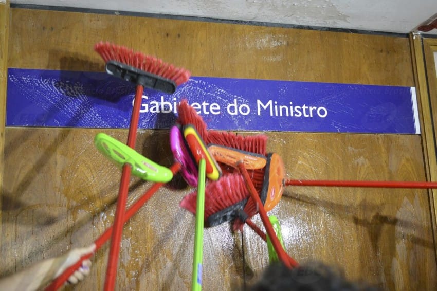 Poder público se ofende com qualquer pergunta