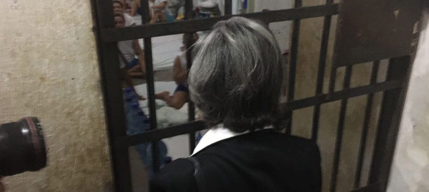 Auxílio-reclusão custa 16 vezes mais que indenização de familiares de PMs assassinados